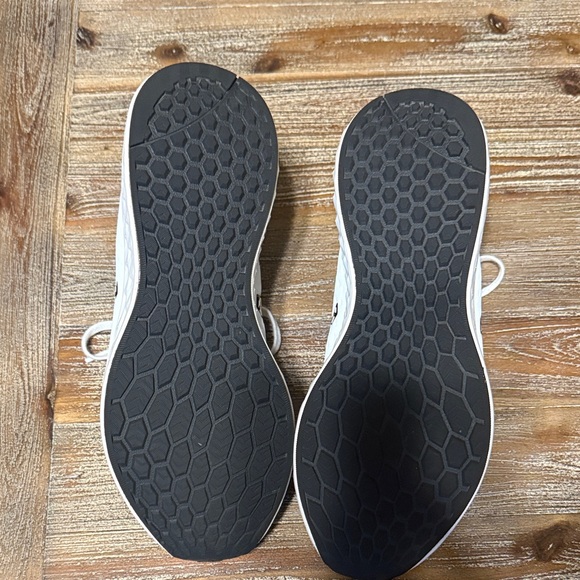 New Balance White Sneakers with Black and Tan Details - Picture 5 of 6